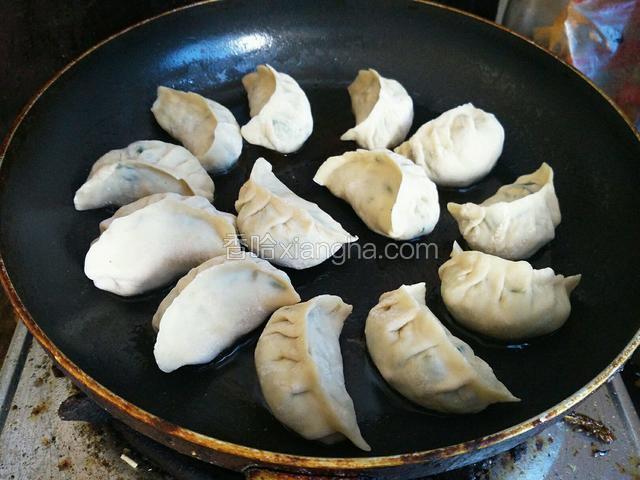 锅里加少许油！把饺子摆好！