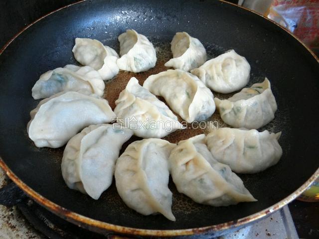 一直到锅底干！饺子颜色变色！就可以出锅了！