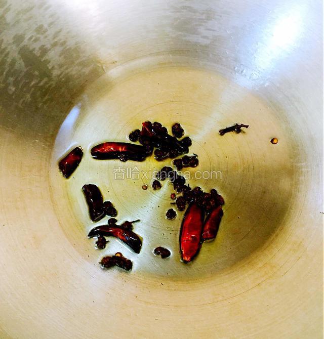 炒锅倒油放入花椒，干红辣椒爆香捞出。
