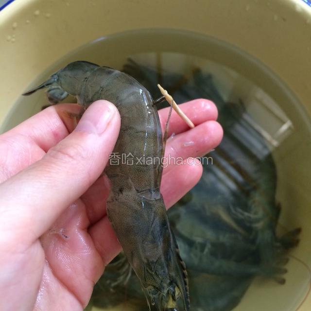 从背部剪开至尾端，用牙签挑出黑线。