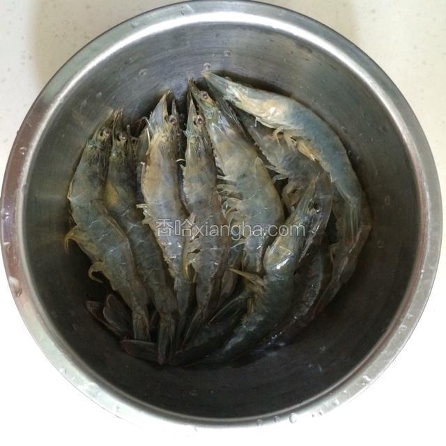 然后把处理好的虾清洗干净，沥干水分备用。