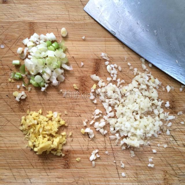 姜蒜切碎（约1:3），葱头切碎。