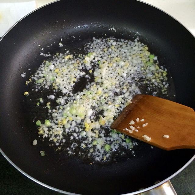 在锅内留少许油，把姜葱蒜末炒香。