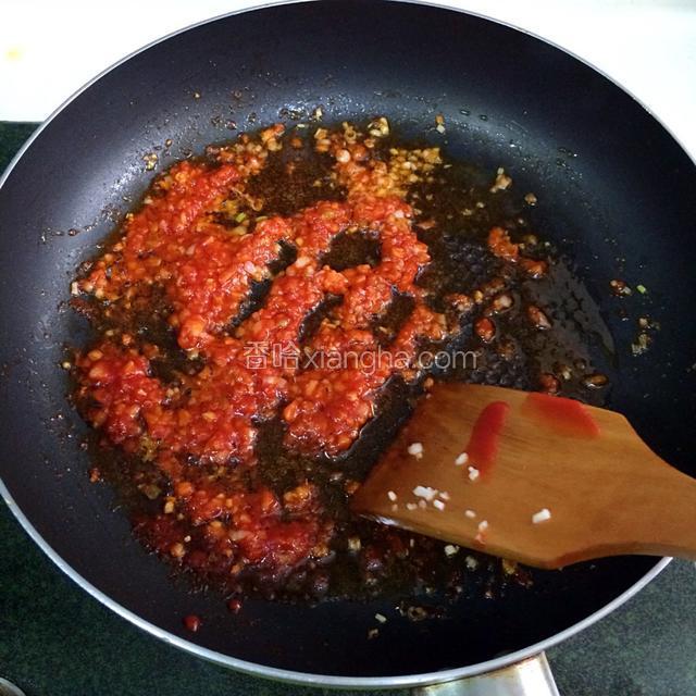 转中火，加入适量的番茄酱，炒出红油。