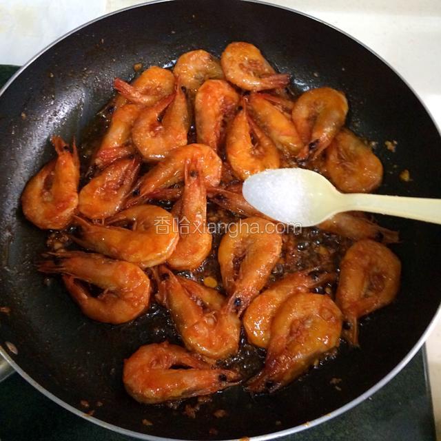 再加入3小匙的白砂糖翻炒。