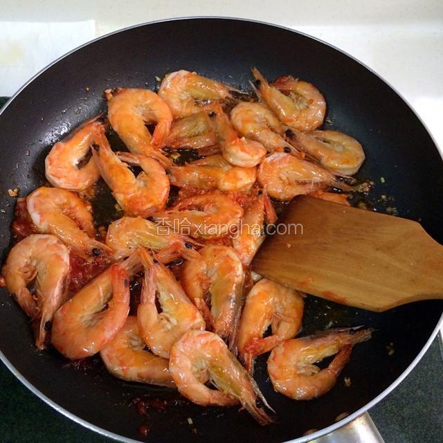 放入虾，加入少许料酒、生抽，进行翻炒。