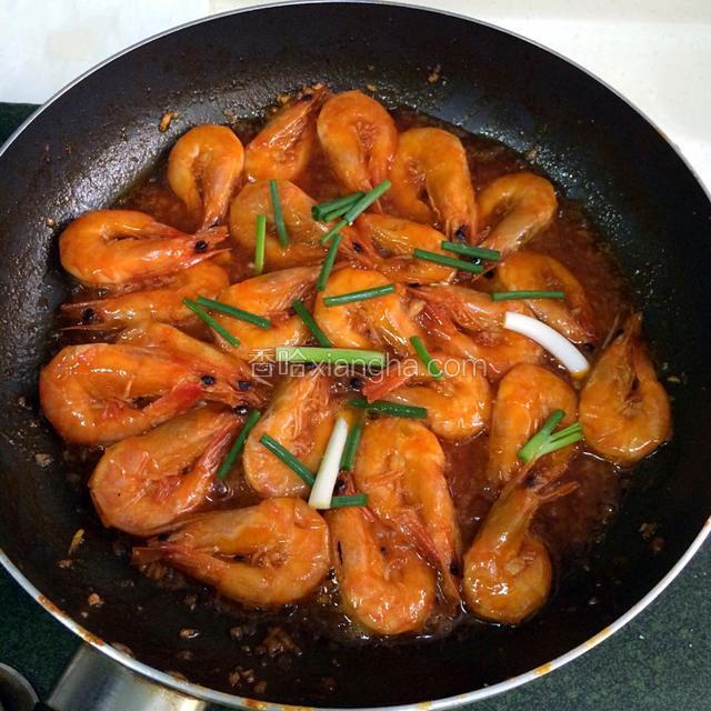 盖焖约1-2分钟后，如果味道淡了可以加少许盐（味道正好就省略加盐步骤）放入葱段，大火收汁即可出锅。