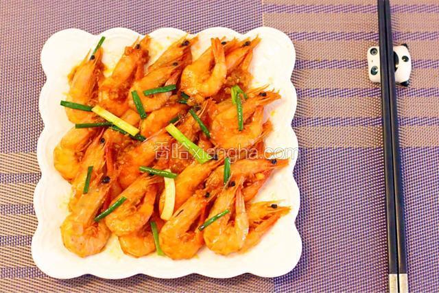 出锅摆盘，汁也淋在虾面上。