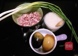 正宗皮蛋瘦肉粥的做法图解1