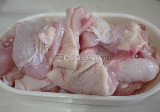 鸡腿去骨洗净后用清酒腌半小时
