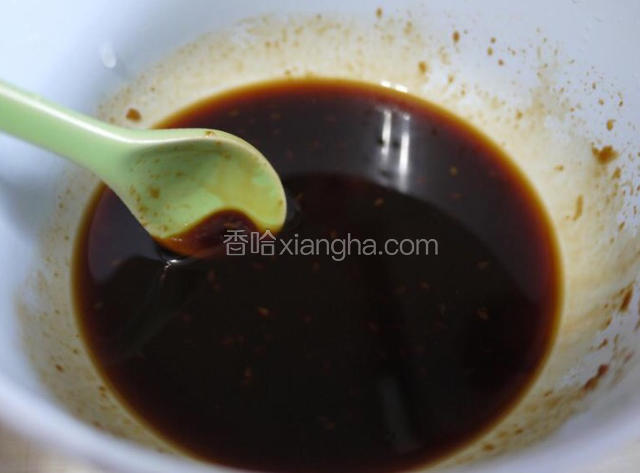 照烧酱和酱油拌匀备用