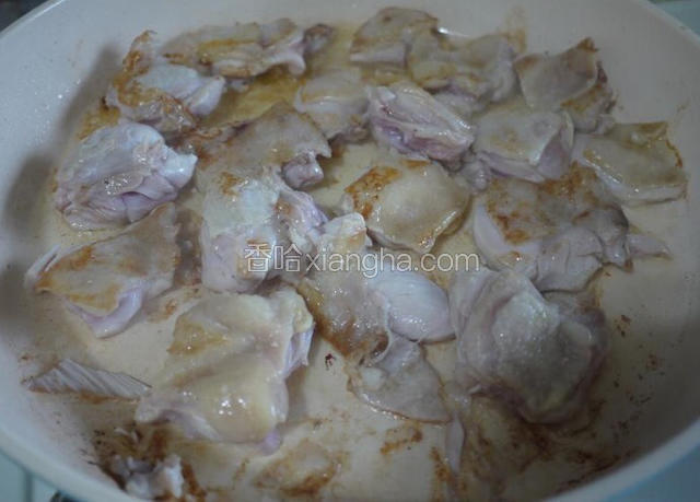 平底锅倒入少许油煎鸡肉，先煎带皮的那一面，煎到两面金黄色
