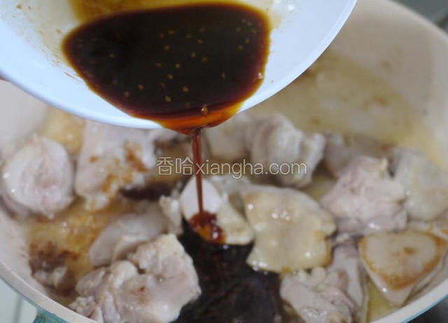 倒入酱汁裹匀鸡块