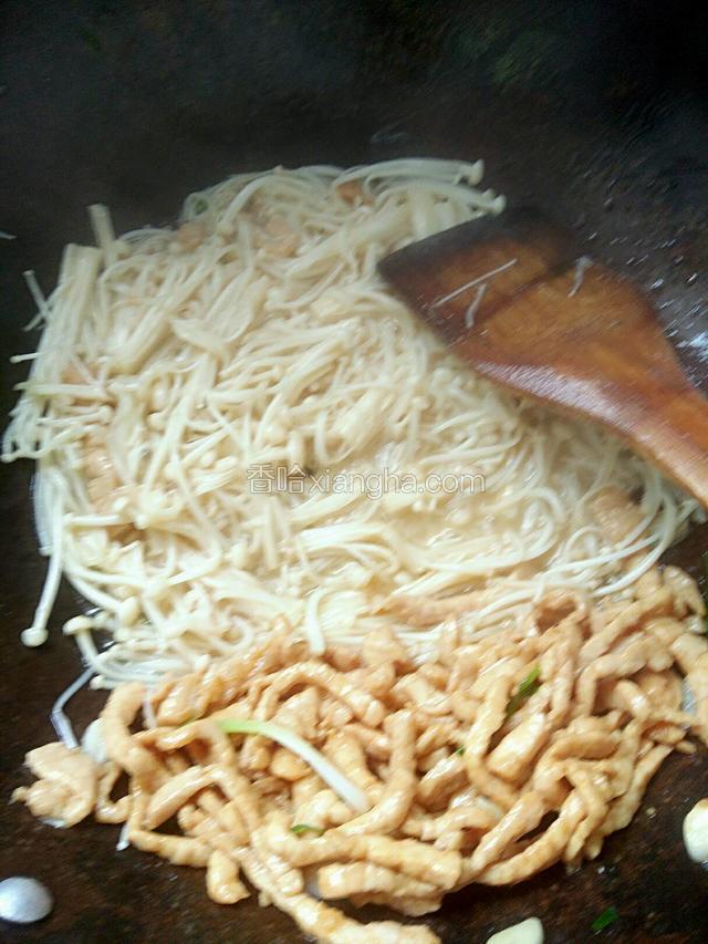 把肉撩到一边加入金针菇翻炒