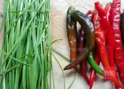 炒韭菜辣椒疙瘩的做法图解1