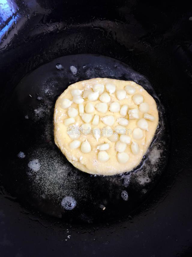 起锅，倒入食用油，将面饼小火煎熟