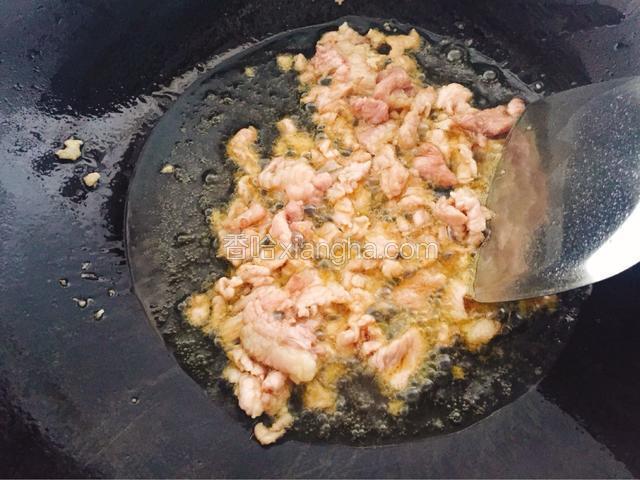 锅内倒入适量的食用油，稍微多一点，待油烧至七成热时，倒腌制好的肉片炒断生。