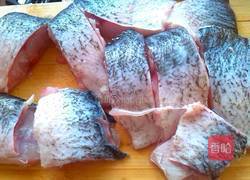 豆腐煮鱼的做法图解1