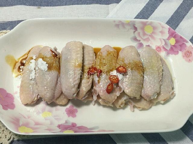 加姜片、盐、油、糖、酱油、淀粉拌匀，腌制1个小时