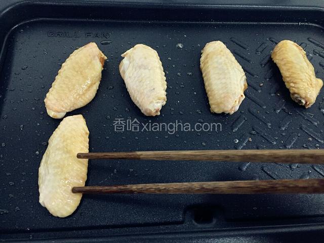 用木筷摆上鸡翅、鸡翅最好同一面啦，不然等会忘记翻面哦~