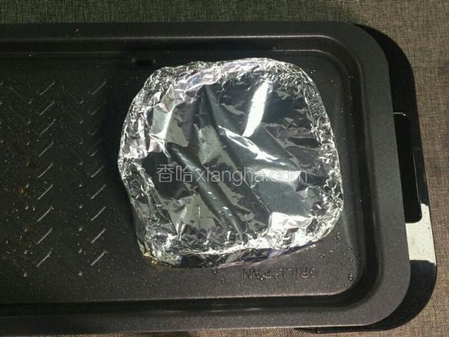 再给小盒子做个小盖子，这样就更快熟啦~（我大概焖了15分钟，如果不确定是否熟就用筷子戳一下鸡翅，没有血水出就O啦~）