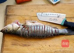 孔雀开屏鲈鱼的做法图解1
