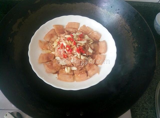 另用盘子摆放肉片及造型，蒜末红辣椒粒点缀其上。上蒸锅蒸8分钟即可。