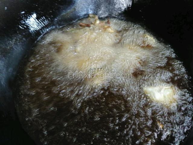 下中油温炸切好的甲鱼块， (使甲鱼炖出来肉质紧凑，胶质更丰盛)
