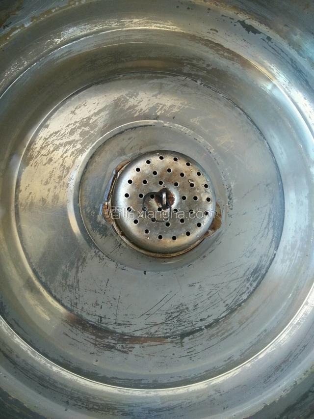 卤料盒放水里煮五分钟去除卤料的苦味
