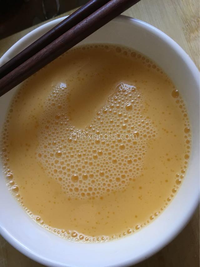 边用筷子搅拌边加凉白开，水和鸡蛋的比例是1:1，充分搅拌均匀。