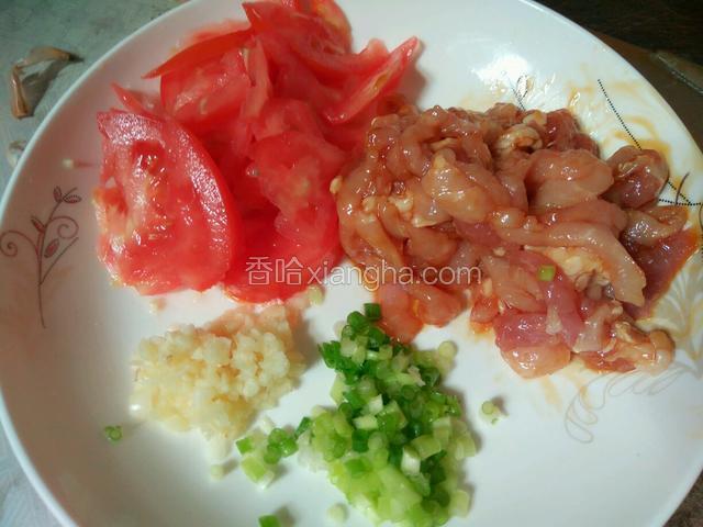 把瘦肉腌制（少许鸡精，蚝油，胡椒粉）五分钟，西红柿切小片，蒜剁小，葱切花，