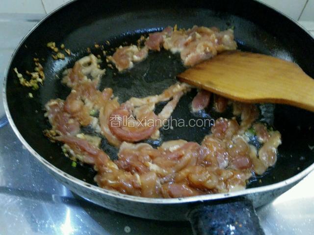 把瘦肉下去炒，