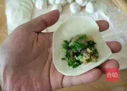 Illustration of how to make egg, leek and shrimp dumplings 13