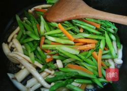 海鲜菇扒芦笋的做法图解7