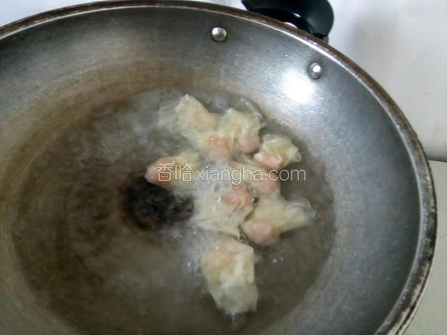 锅水开，倒入馄饨中火煮