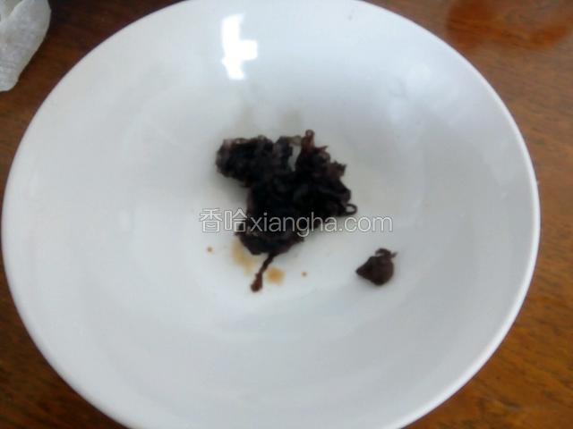 碗里放洗净的紫菜，盐，生抽，鸡精
