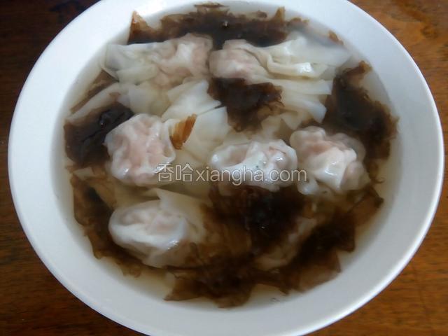 捞出馄饨放入碗里