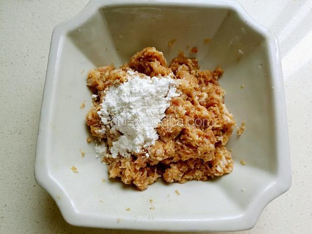 最后加入玉米淀粉。