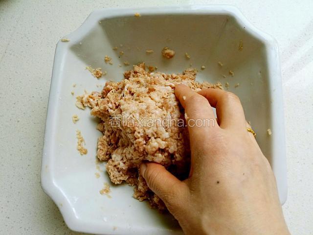 用手顺一个方向搅拌直到绞肉起胶。