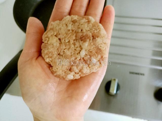 取一小团肉馅用手拍成小饼。