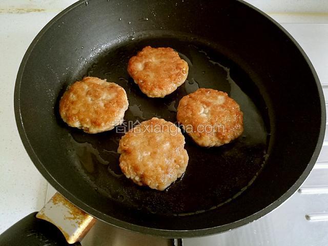 直至肉饼可以用锅铲轻松移动时，再翻面继续煎，直至两面呈褐黄色即可出锅。