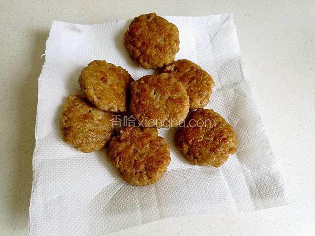 煎好后放进厨房纸上吸油(我不喜好油腻，所以控一下油)。