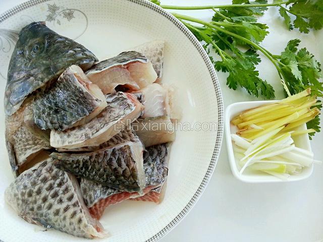准备食材：将鱼切成块，清洗干净；葱姜切丝