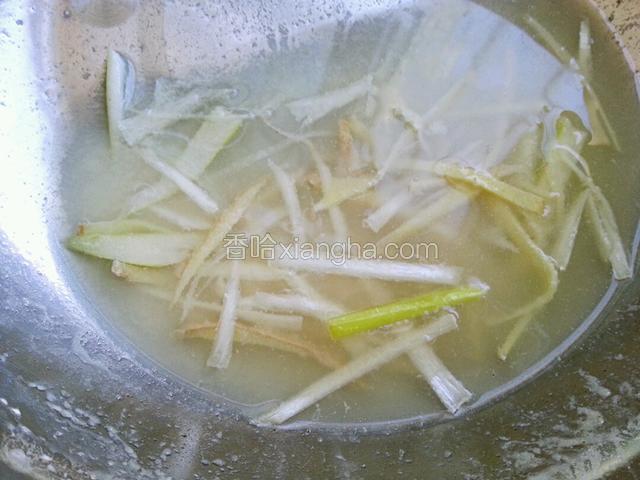 将腌鱼的盆里加一点开水，葱姜可不去除