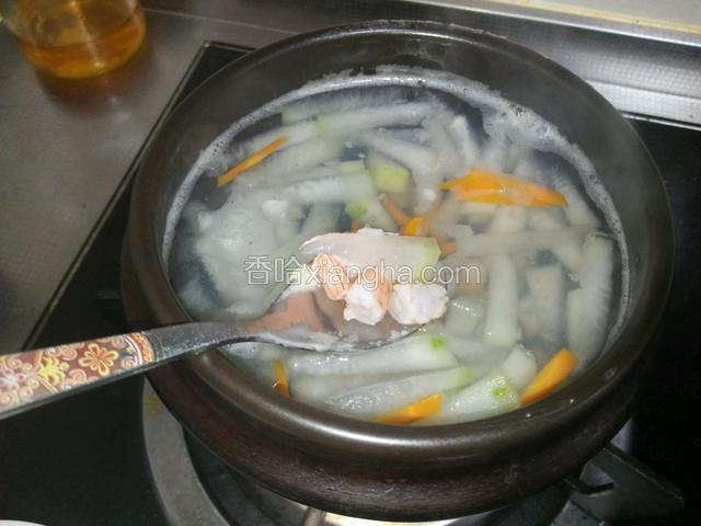 加虾仁，虾仁变色就可以放盐，生抽，白胡椒粉，拌匀，加葱花