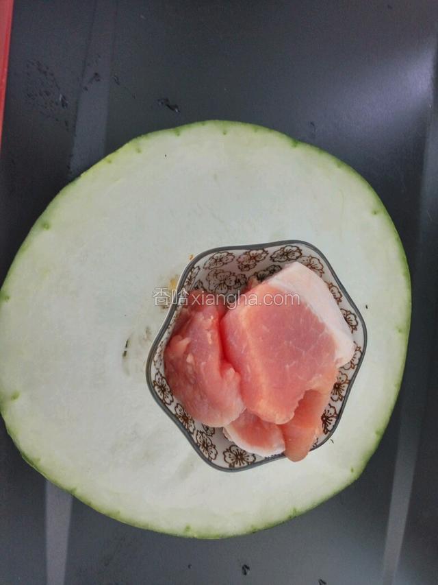 冬瓜去皮去芯，猪肉剁肉糜