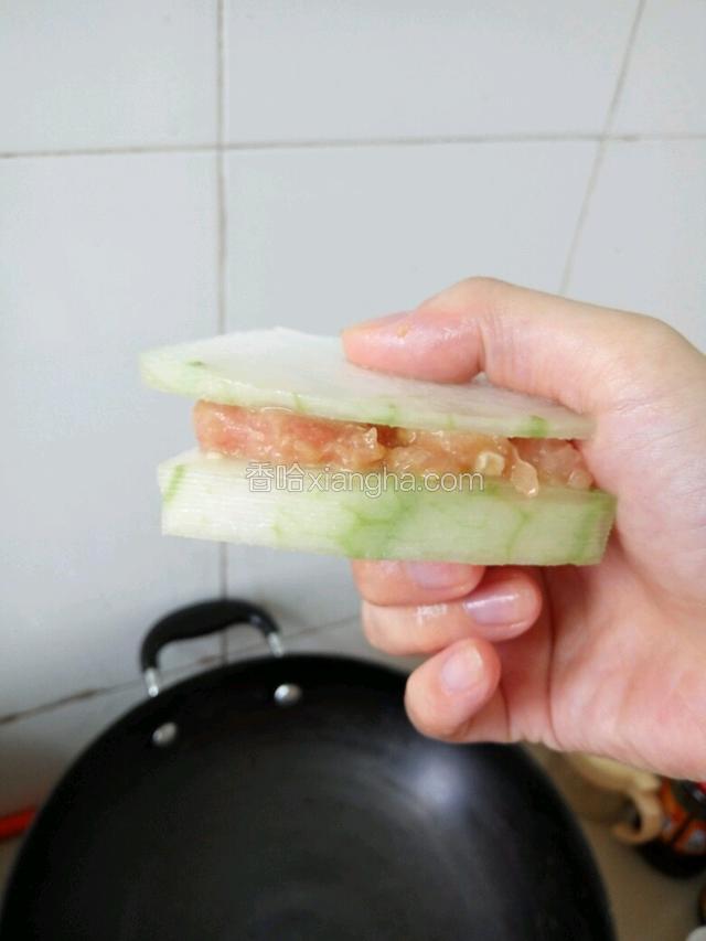 再取一块盖上，做好如下