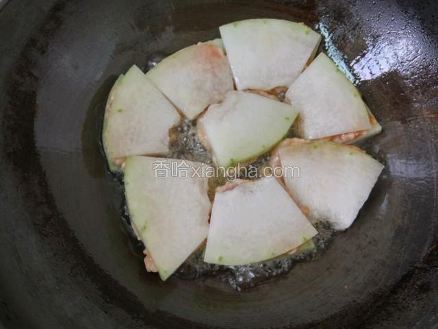热锅放适量的油，中小火煎冬瓜