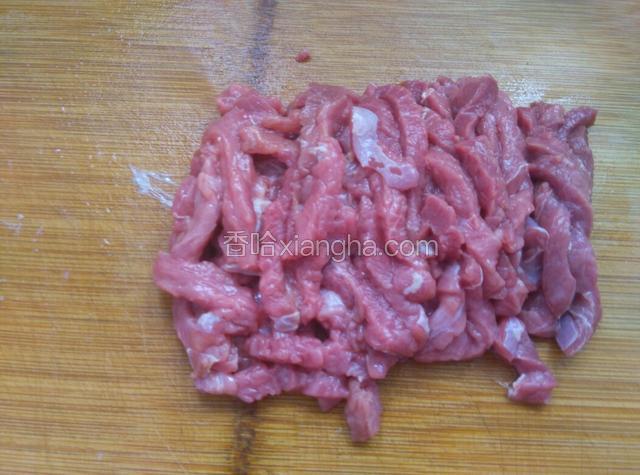 牛肉横刀切片，再切成丝。