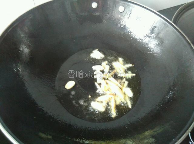 油锅重新烧热，下姜蒜爆香。